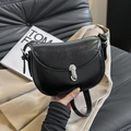 Borsa a sella alla moda in pelle lucida nera con fibbia argentata e tracolla da donna - Nero