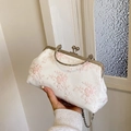 Weiße Handtasche aus Spitze mit rosa Stickerei und silbernem Vintage-Metallverschluss - Rosa