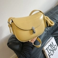Borsa a sella giallo chiaro con chiusura argento e tracolla in pelle da donna - Giallo