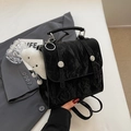 Zaino nero a pieghe con manico in metallo argento e ciondolo a nuvola in peluche bianco - Senza Ciondolo / Nero