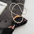 Retro-Abendtasche in Schwarz mit Pailletten-Schmetterlingsmuster und schicker Perlenkette - Schmetterling Pailletten Stickerei Stil / Schwarz