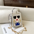 Silberne Hartschalen-Abendtasche mit modischem Porträt und Kettenschultergurt - Silber