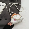 Weiße Mini-Bügeltasche aus Denim mit Pailletten-Schmetterling und Perlenkette - Schmetterling Pailletten Stickerei Stil / Weiß