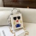 Weiße Abendtasche aus Leder mit Zeichentrickfigur, Strassbrille und floralem Seidenschal - Weiß