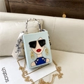 Hellblaue quadratische Box-Clutch mit Damen-Illustration und Seidenband-Griff - Blau