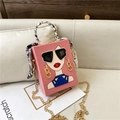 Rosa Abendtasche mit Porträt-Design, goldener Kette und elegantem Seidentuchgriff - Wassermelonenrot