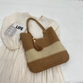 Borsa tote intrecciata a righe marroni e beige con nappa di legno e manico lungo - Marrone