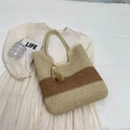 Borsa tote in paglia beige e marrone con nappa su un abito estivo bianco - Bianco Sporco