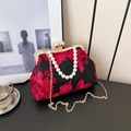 Retro Spitzentasche mit roter Blumenstickerei, Perlen-Griff und langer Goldkette - Schwarz mit Rot