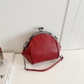 Sac coquillage rouge matelassé tendance avec fermoir vintage et bandoulière chaîne - Rouge