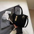 Borsa a secchiello nera minimalista a grana con foulard di seta e dettagli dorati - Nero