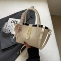 Secchiello in pelle beige a grana di litchi con foulard floreale e dettagli oro - Bianco Sporco