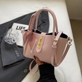 Borsa a secchiello rosa trama litchi con fibbia dorata e dettaglio sciarpa in seta - Rosa
