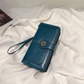 Portefeuille long femme en cuir huilé bleu paon avec boucle fleurie et dragonne amovible - Bleu