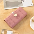 Portafoglio donna rosa chiaro in pelle martellata con cuciture a V e chiusura a cuore oro - Rosa Loto