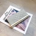 Gesteppte lange Klappgeldbörse in Salbeigrün mit Goldmetallleiste und Trifold-Design - Grün