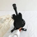 Borsa a tracolla in vernice nera lucida a forma di chitarra con borchie argentate - Nero