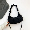Borsa a nuvola nera a pieghe minimalista con dettaglio coulisse su fondo bianco - Nero