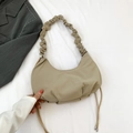 Borsa a mezzaluna beige plissettata con manico arricciato e finitura satinata - Cachi