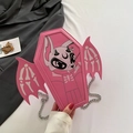 Borsa a tracolla rosa a forma di bara con ali di pipistrello e catena d'argento - Rosa