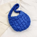 Elektrisch blaue Stepp-Tasche im Bubble-Design mit flauschiger Textur und Schultergurt - Dunkelblau
