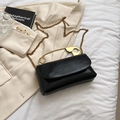 Minimalistische schwarze Umschlagtasche mit goldenem Sicherheitsnadelgriff und Kette - Schwarz
