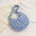 Hellblaue gesteppte Puffer-Tasche mit Wolkentextur und gepolstertem Schultergurt - Hellblau