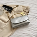 Silberne strukturierte Ledertasche mit einzigartigem goldenem Sicherheitsnadel-Griff - Silber