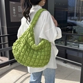 Borsa tote imbottita verde brillante leggera con trama a nuvola indossata da modella - Verde
