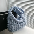 Borsa a nuvola trapuntata azzurro con design imbottito e tracolla alla moda chic - Azzurro