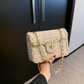 Klassische Tweed-Umhängetasche in Beige-Gold mit goldenem Drehverschluss und Kette - Weiß