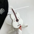 Elegante borsa a tracolla bianca a forma di chitarra in ecopelle con cinturino regolabile - Bianco