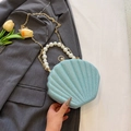 Sac bandoulière pailleté bleu clair en forme de coquillage avec anse en perles - Bleu