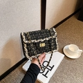 Klassische Tweed-Umhängetasche in Schwarz und Weiß mit Goldkette und Drehverschluss - Schwarz