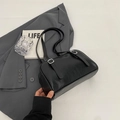 Borsa a tracolla minimalista in pelle nera con fibbie argentate per uso quotidiano - Nero