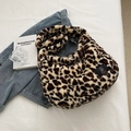 Borsa a tracolla in peluche leopardata con pelliccia sintetica e etichetta del marchio - Stampa leopardata