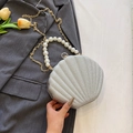 Sac de soirée argenté en forme de coquille avec paillettes et poignée en perles - Argenté
