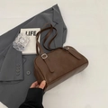 Borsa a spalla vintage marrone scuro in ecopelle con doppie tracolle e fibbie - Marrone