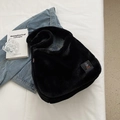 Borsa a spalla in ecopelliccia nera alla moda con toppa a orsetto su letto accogliente - Nero