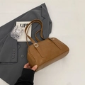 Borsa a tracolla marrone vintage con fibbie argentate e design retrò minimalista - Marrone