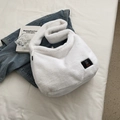 Elegante borsa hobo in peluche bianca per donna con etichetta orso su sfondo accogliente - Bianco