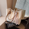 Borsa tote in pelle bianco crema con manici marroni e sciarpa di seta a scacchi - Bianco