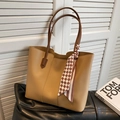 Borsa tote marrone chiaro minimalista con manici scuri e sciarpa a scacchi - Cachi