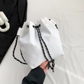 Borsa a secchiello bianca in velluto a coste con coulisse e trama a costine verticali - Bianco