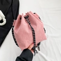 Borsa a secchiello in velluto a coste rosa con coulisse e tracolla intrecciata - Rosa