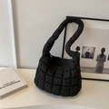 Elegante borsa hobo nera trapuntata con tracolla a nuvola e chiusura a zip - Nero