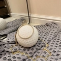 Borsa da sera sferica in pizzo bianco con manico circolare dorato e tracolla a catena - Bianco