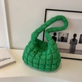 Borsa a nuvola verde brillante trapuntata con trama a bolle e tracolla spessa - Verde