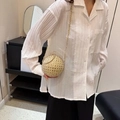 Borsa da sera sferica beige con manico ad anello dorato e tracolla a catena - Oro