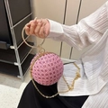 Rosa kugelförmige Abendtasche mit Glitzersteinen, goldenem Ringgriff und Kettenriemen - Rosa